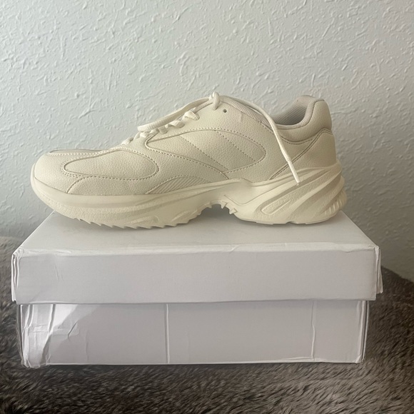 Sneakers - Picture 3 of 4